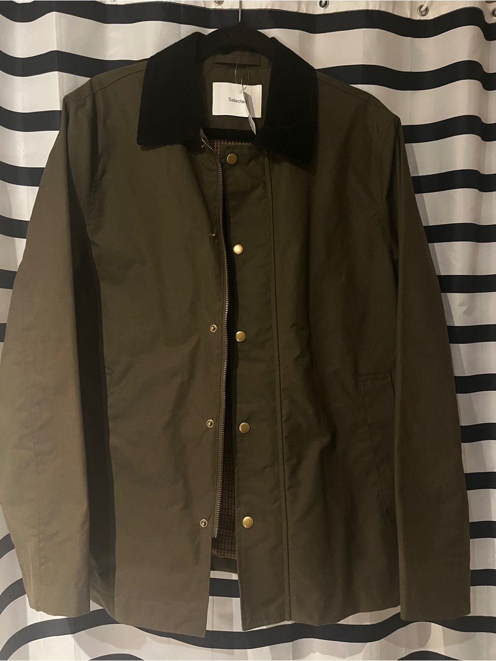 SELECTED
Olive Jacket with Black Corduroy Collar